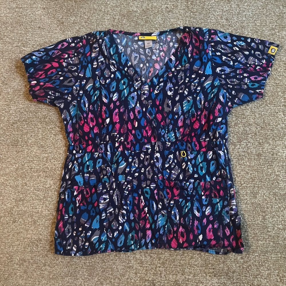 WonderWink Blues Pink Gray Cheetah Print Fitted Scrub Too, size XS